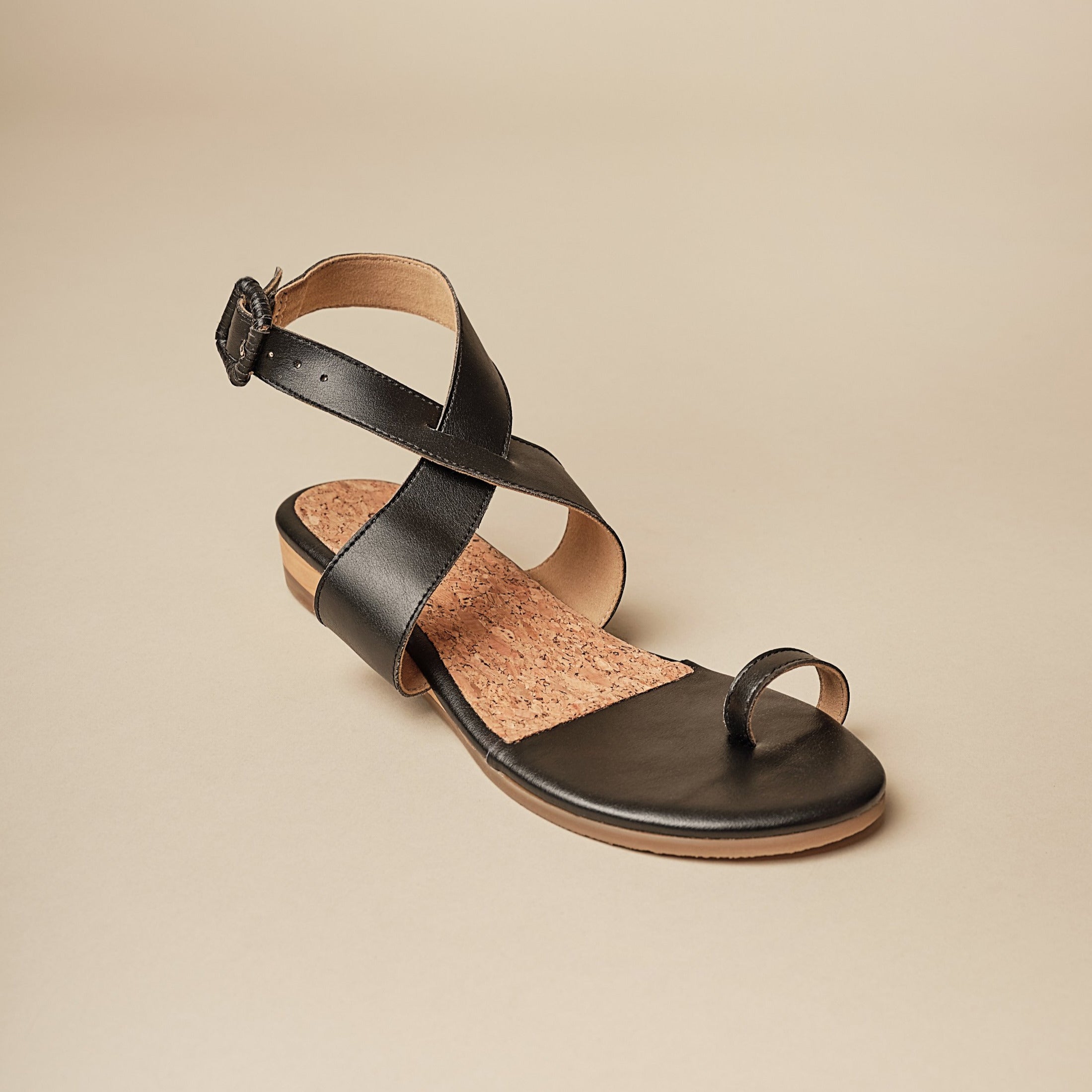 Cydwoq Thong Sandal. Women's sandal in black leather. Made in